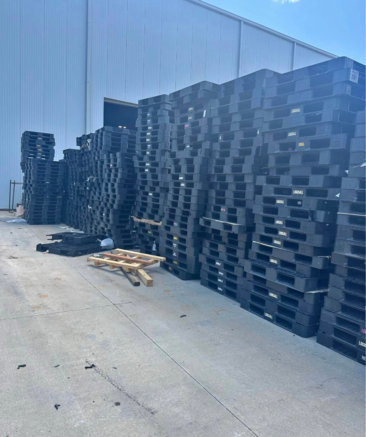 ''How Free Pallet Pickup Helps Businesses Save Money and Stay Clean''