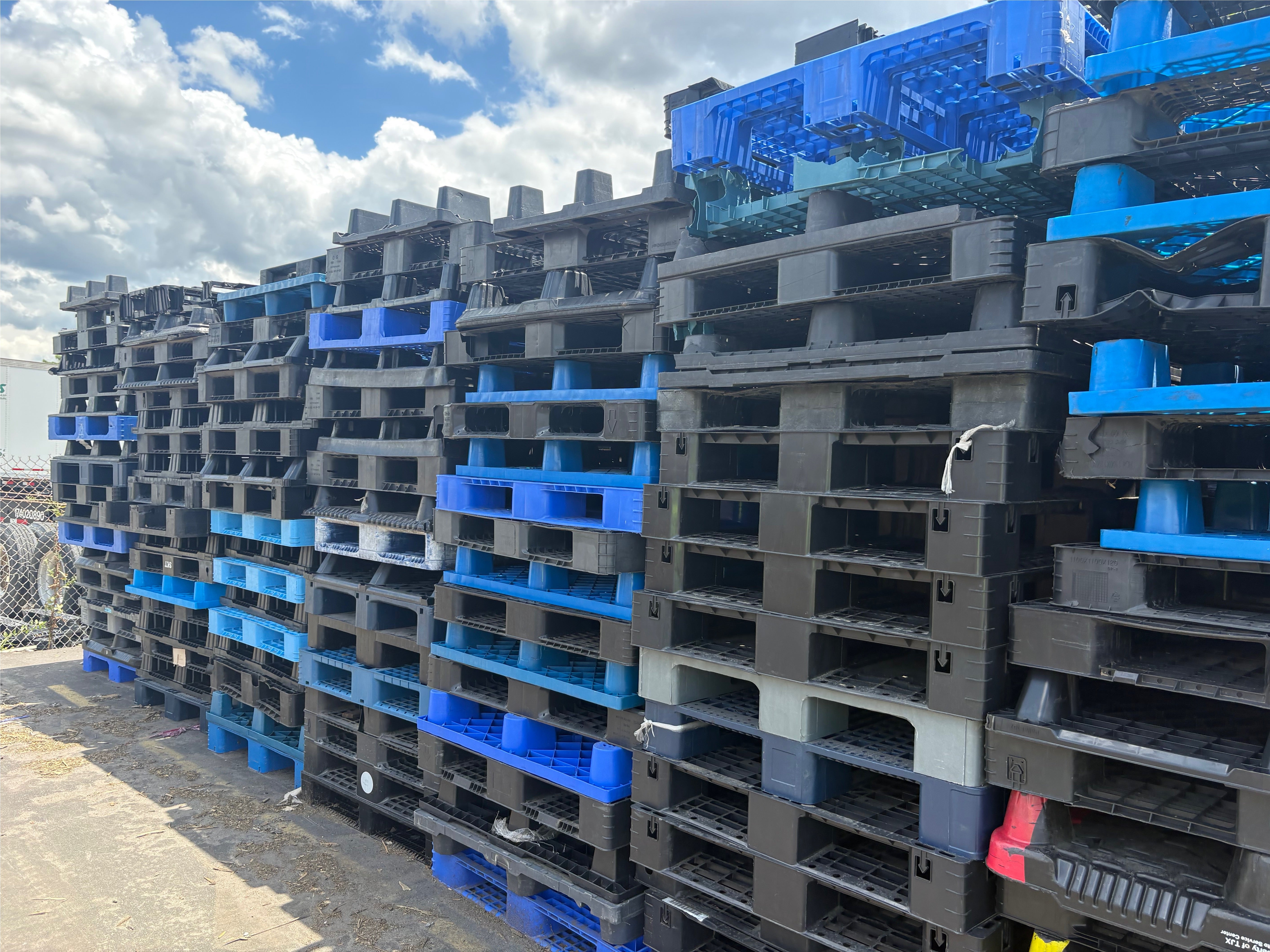 Used Plastic Pallets Truckload – Mixed 48x40 & 43x43 Stackable/Nestable Plastic Pallets | Discount Bulk Inventory