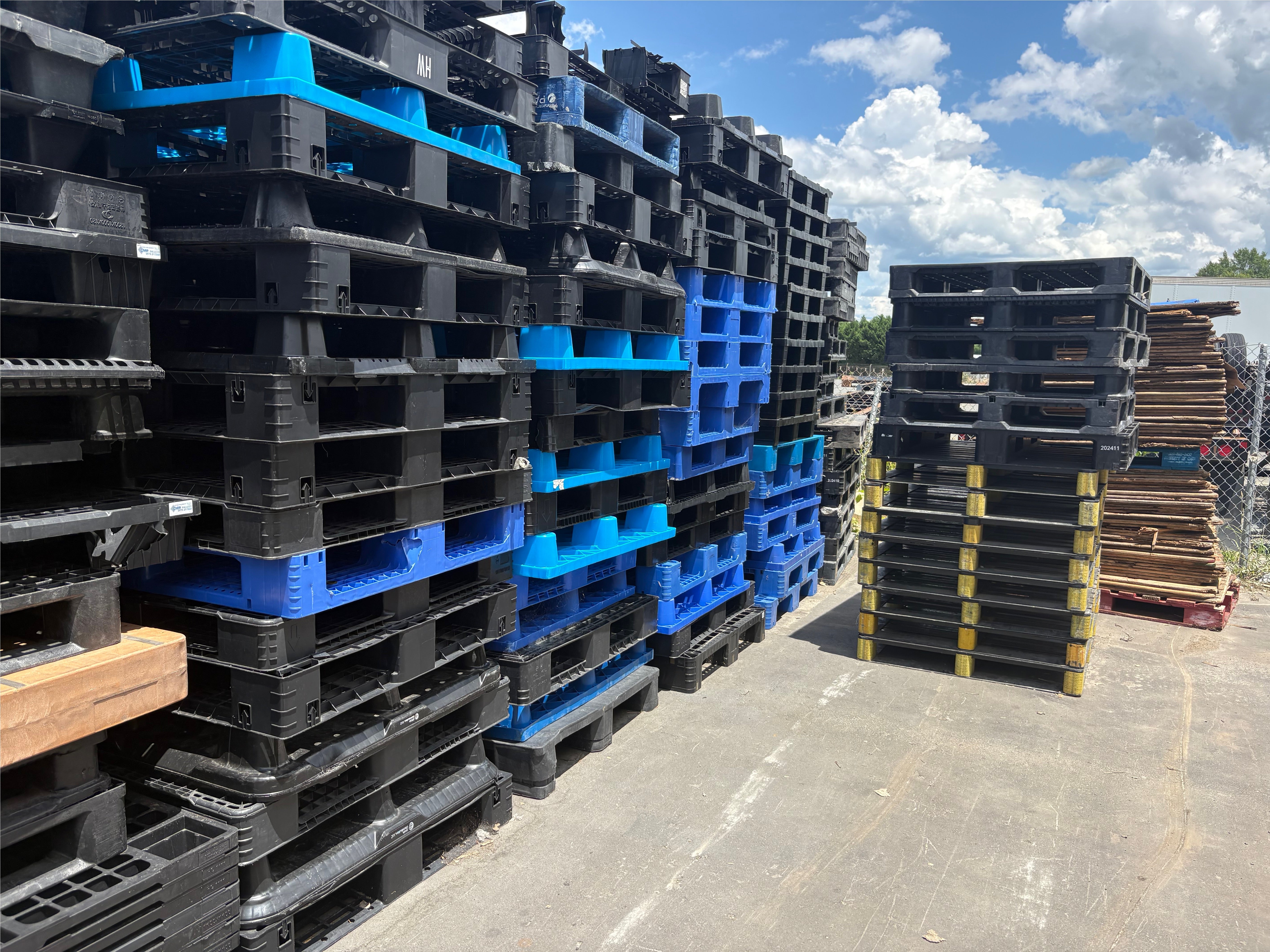 Used Plastic Pallets Truckload – Mixed 48x40 & 43x43 Stackable/Nestable Plastic Pallets | Discount Bulk Inventory